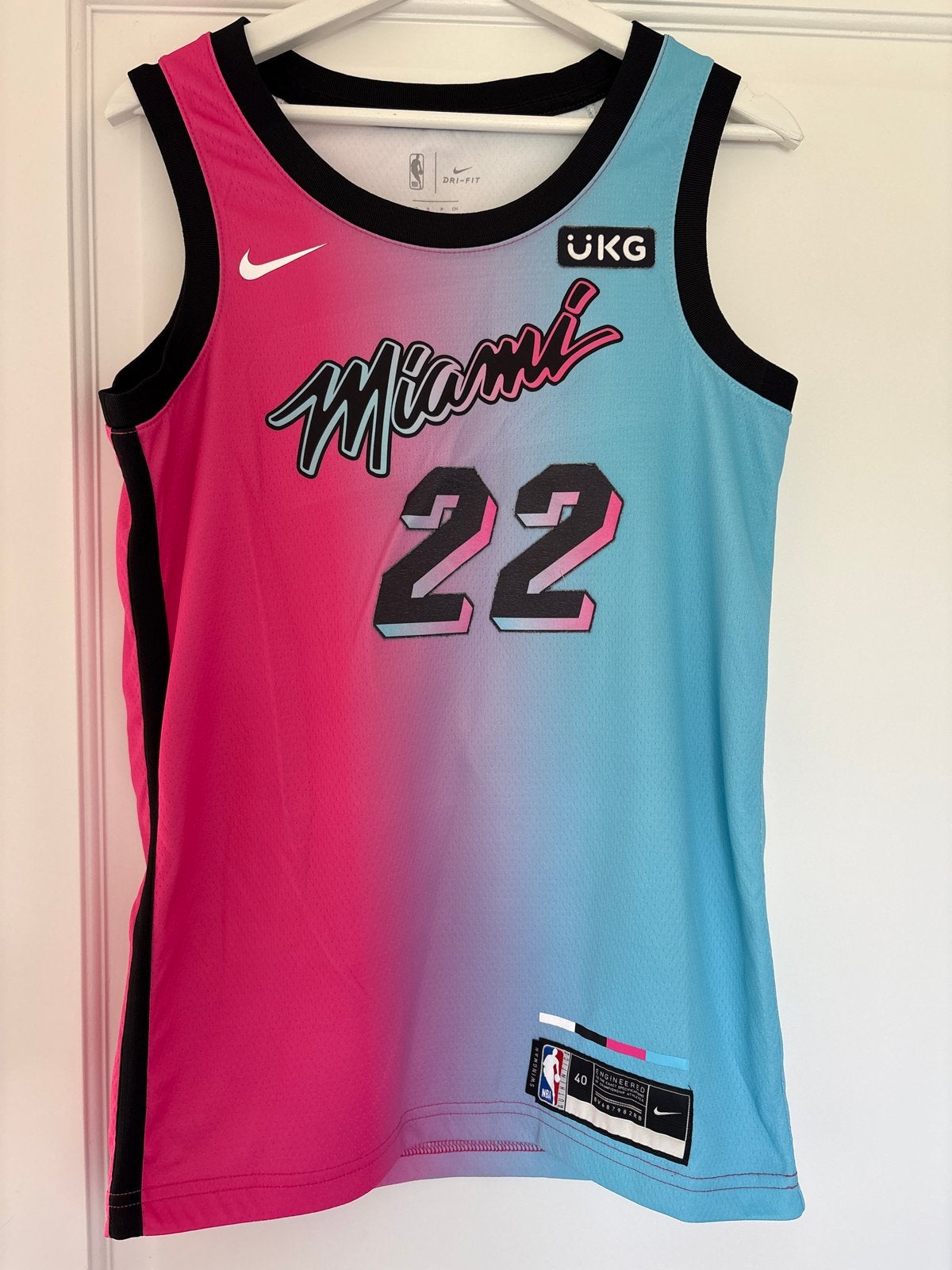 Miami Heat Butler 22 NBA Jersey - Roze/Blauw (Maat S), Kleding | Heren, Ophalen of Verzenden, Zo goed als nieuw, Roze, Algemeen