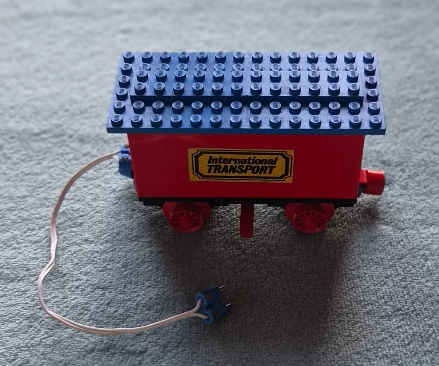 Lego trein 4,5 Volt blauwe rails batterij wagon (Rood), Kinderen en Baby's, Compleet, Gebruikt, Lego, Ophalen of Verzenden