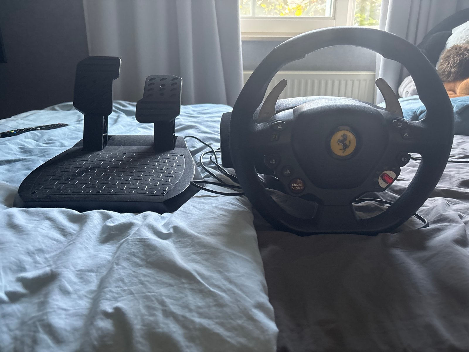 Thrustmaster racestuur met pedalen voor PS4, Spelcomputers en Games, Ophalen of Verzenden, Zo goed als nieuw, Stuur of Pedalen