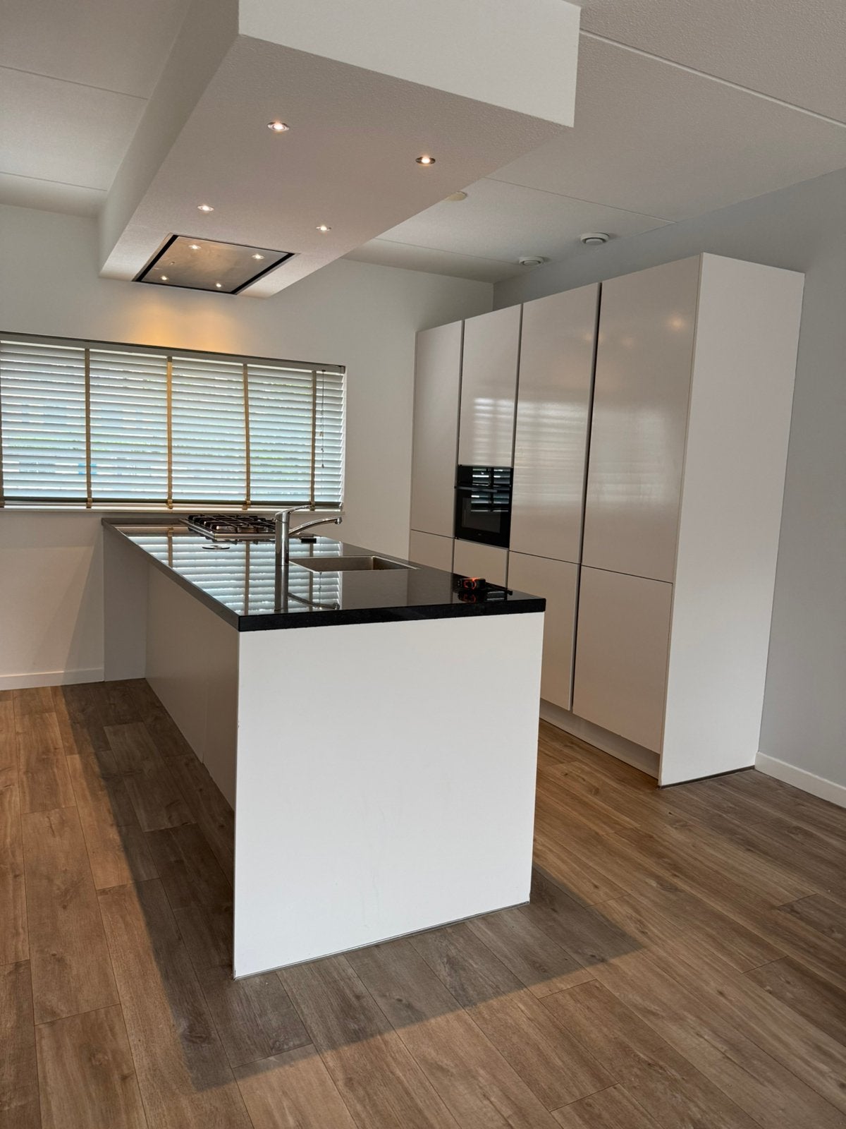 Luxe complete keuken met kookeiland en granieten blad, Ophalen, Zo goed als nieuw, Graniet of Steen, Met kookeiland