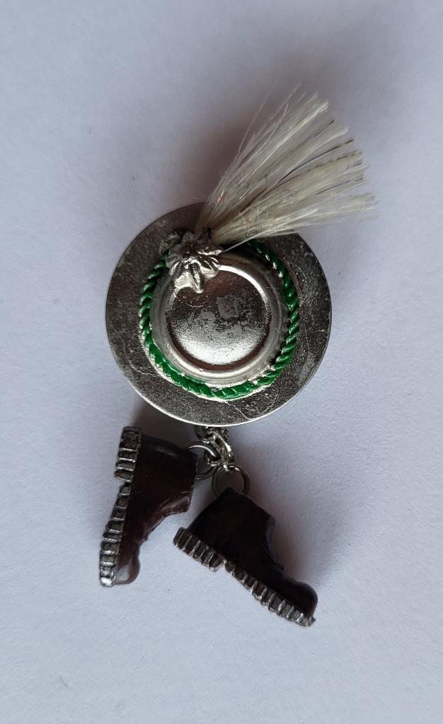 Tiroler Hoedje broche, Gebruikt, Niet vindbaar, Niet vindbaar, Speldje of Pin