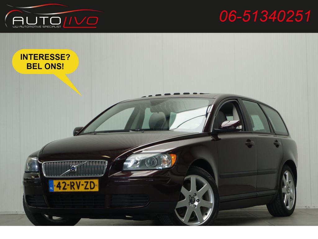 Volvo V50 2.5 T5 AWD Momentum 220 PK! NL AUTO! (bj 2005), Auto's, Gebruikt, Overige kleuren, 700 kg, Leder en Stof
