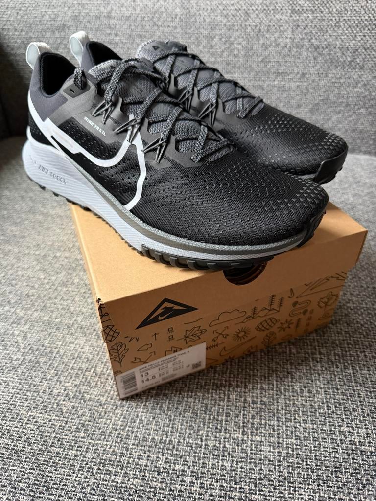 Nike React Pegasus Trail 4 - Nieuw in doos - Maat 47.5, Nieuw, Ophalen of Verzenden, Sportschoenen, Zwart