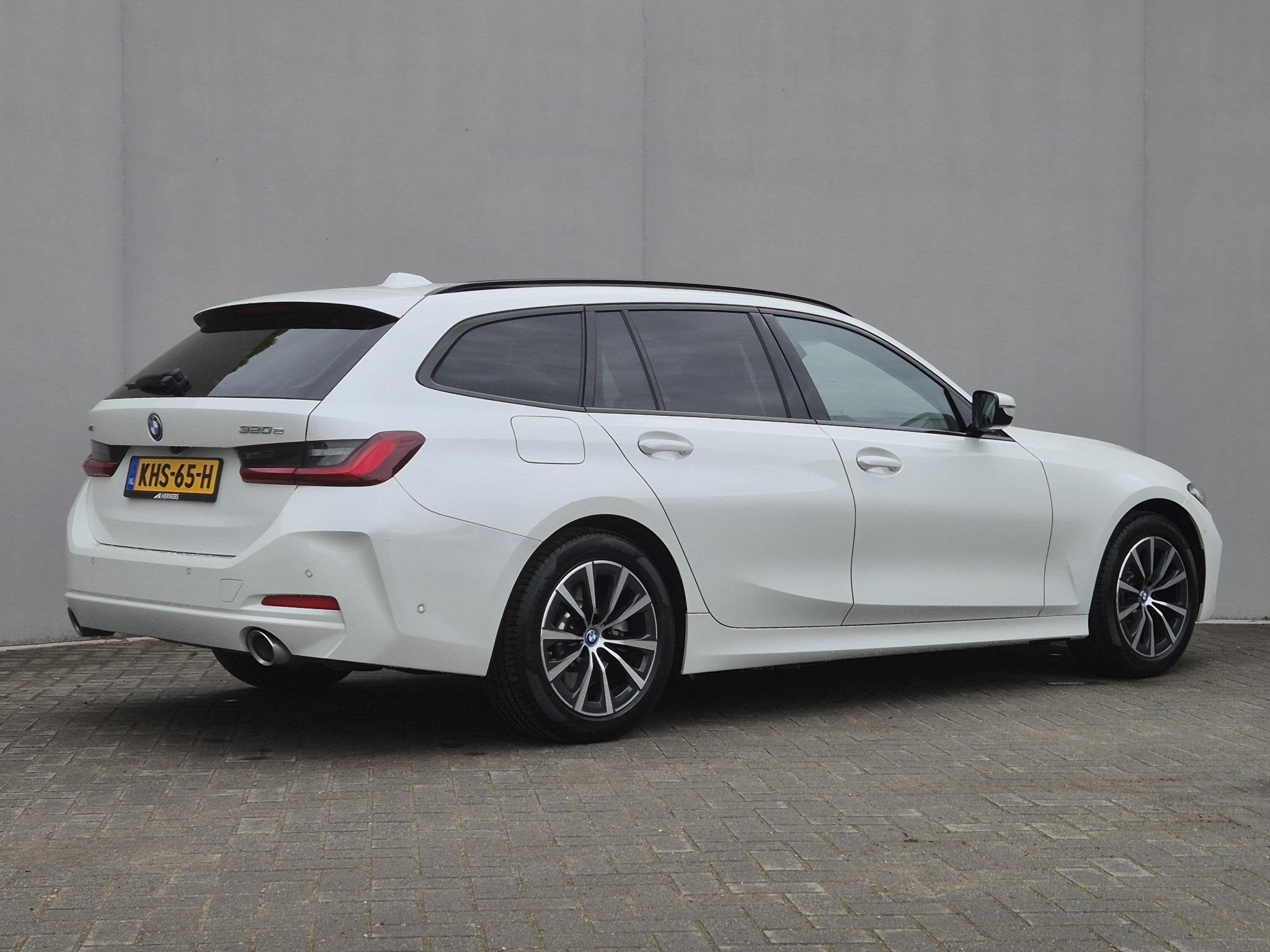 BMW 3-serie Touring 320e xDrive / Trekgewicht 1.500 kg / PHE, Stof, Gebruikt, 4 cilinders, Wit