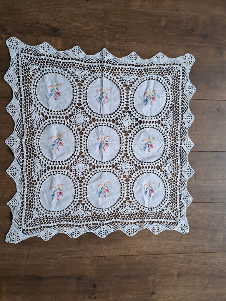 Vintage gehaakt tafelkleed met geborduurde bloemen 83-83 cm, Ophalen of Verzenden, Gebruikt, Vierkant, Binnen