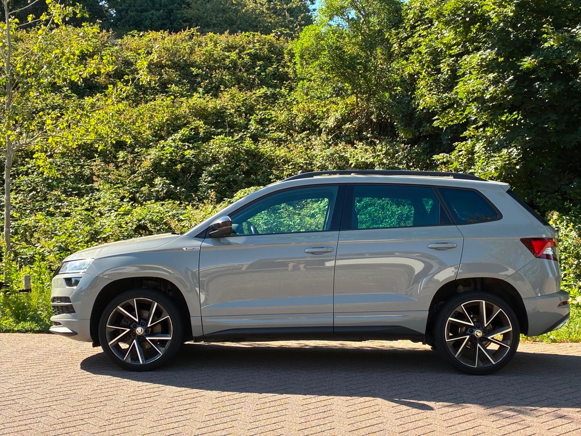 Skoda Karoq 1.5 TSI ACT Sportline Business PANO VIRTUAL, Auto's, 4 cilinders, 150 pk, Bedrijf, 690 kg