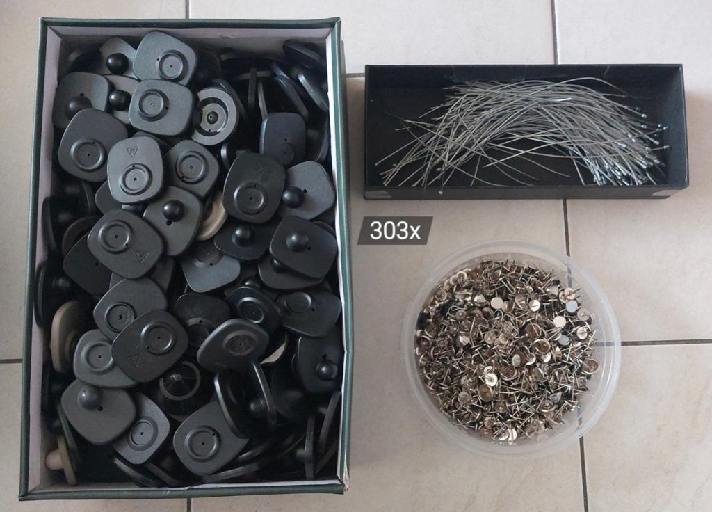 Beveiligingstag + pinnen/ijzeren
touw
303 stuks voor €60, Ophalen of Verzenden, Zo goed als nieuw