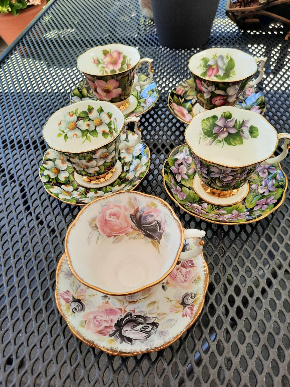5 Royal Albert kopjes, Ophalen