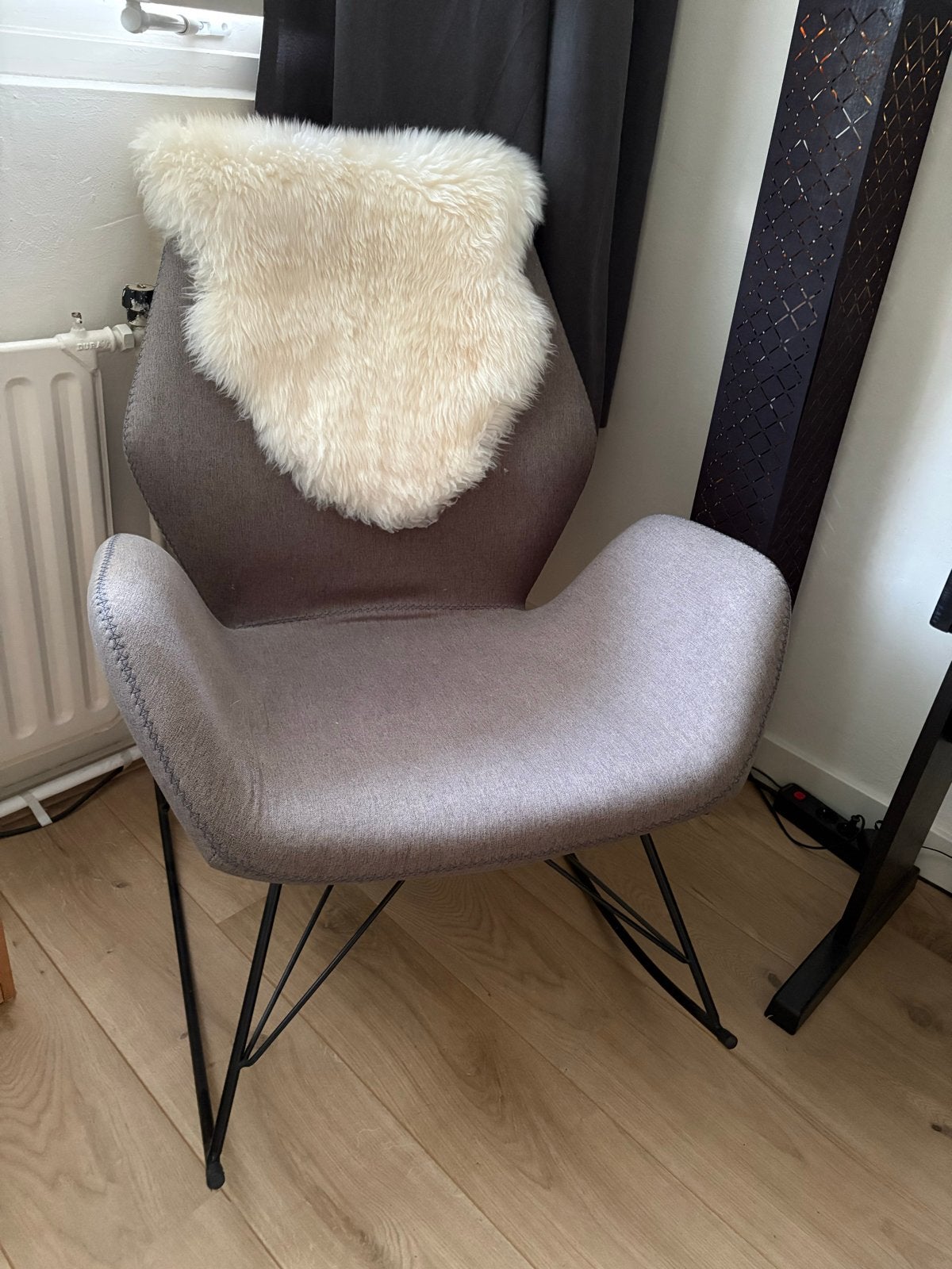Comfortabele schommelstoel met schapenvacht en kussen, Huis en Inrichting, Stoelen, Ophalen, Gebruikt, Eén, Stof