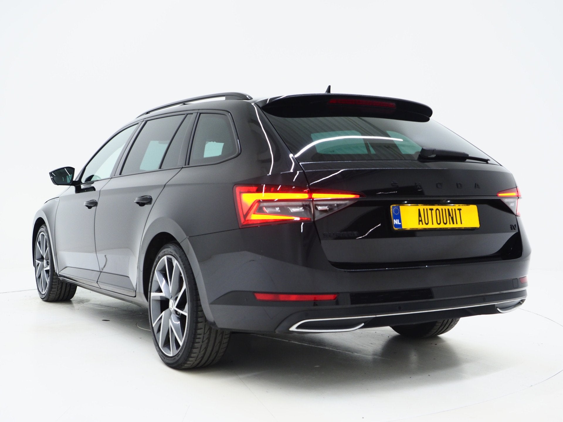 Skoda Superb Combi 1.4 TSI iV Sportline | Leder/Alcantara |, Gebruikt, Zwart, 4 cilinders, Zwart