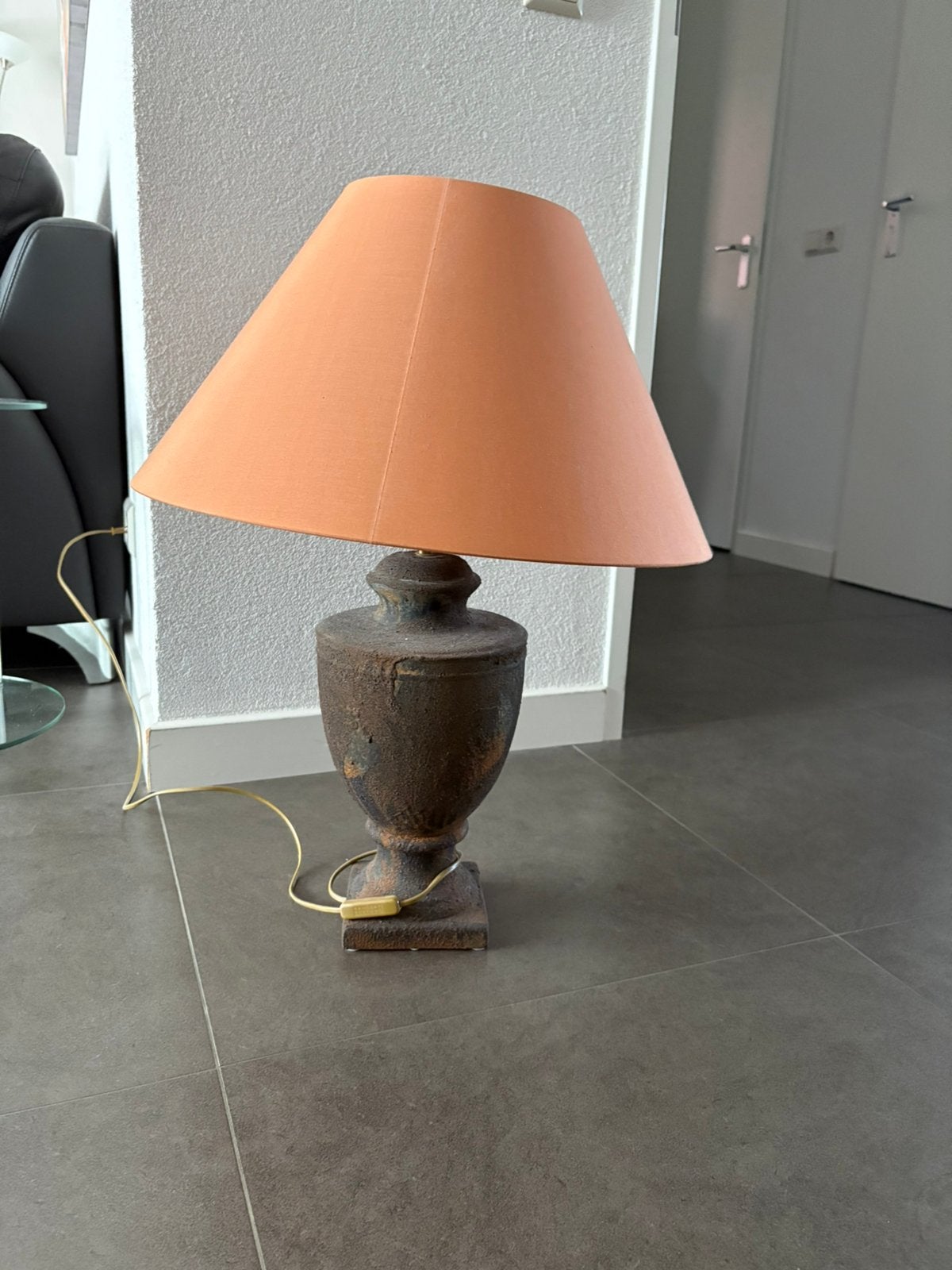 Retro lamp met zalmkleurige lampenkap, Ophalen, Gebruikt, Schemerlamp
