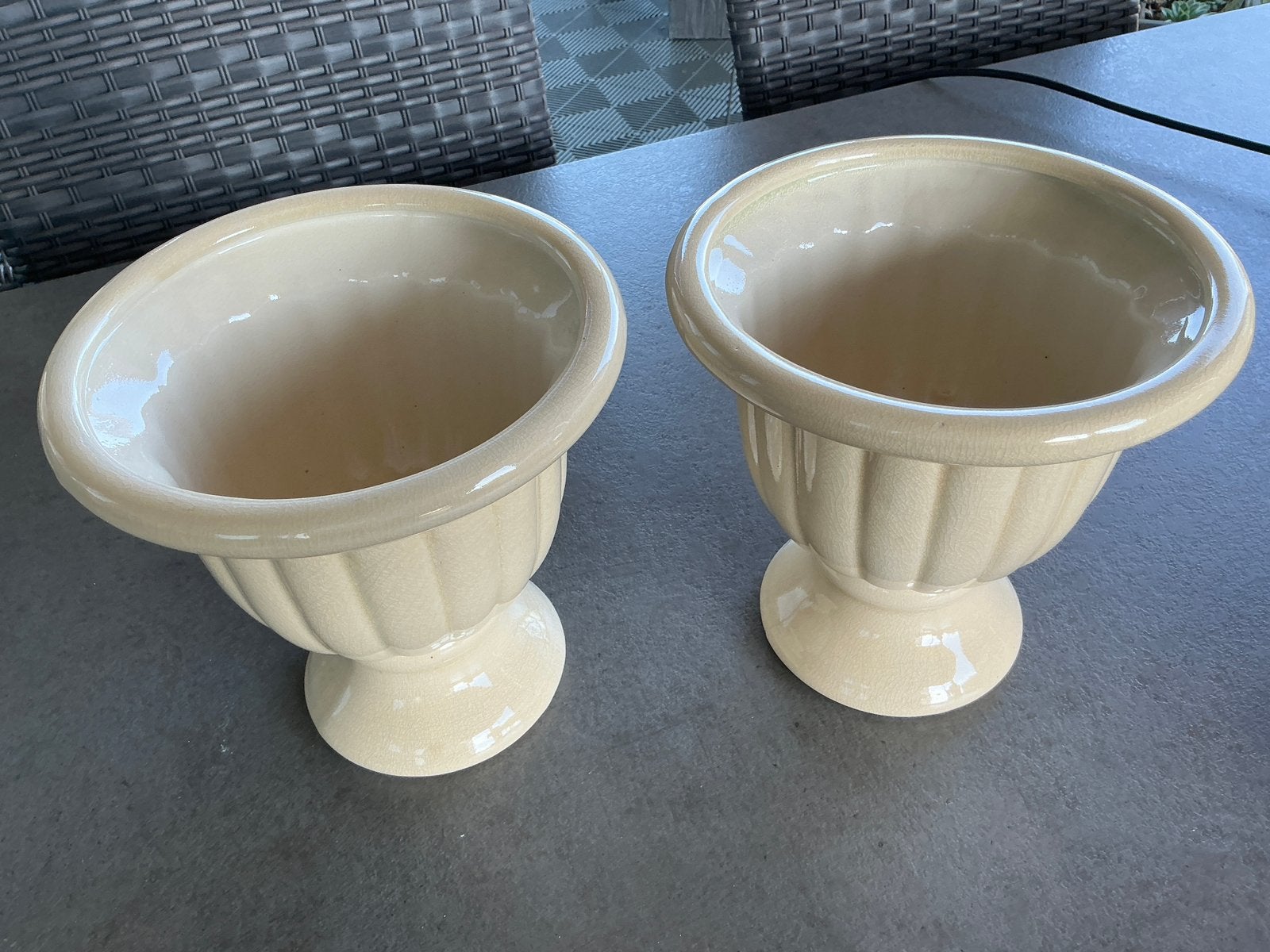 2 ecru overpotten voor binnen 20 x 19 cm € 5,00 (KWF), Tuin en Terras, Bloempotten, Rond, Binnen, Ophalen of Verzenden, Zo goed als nieuw
