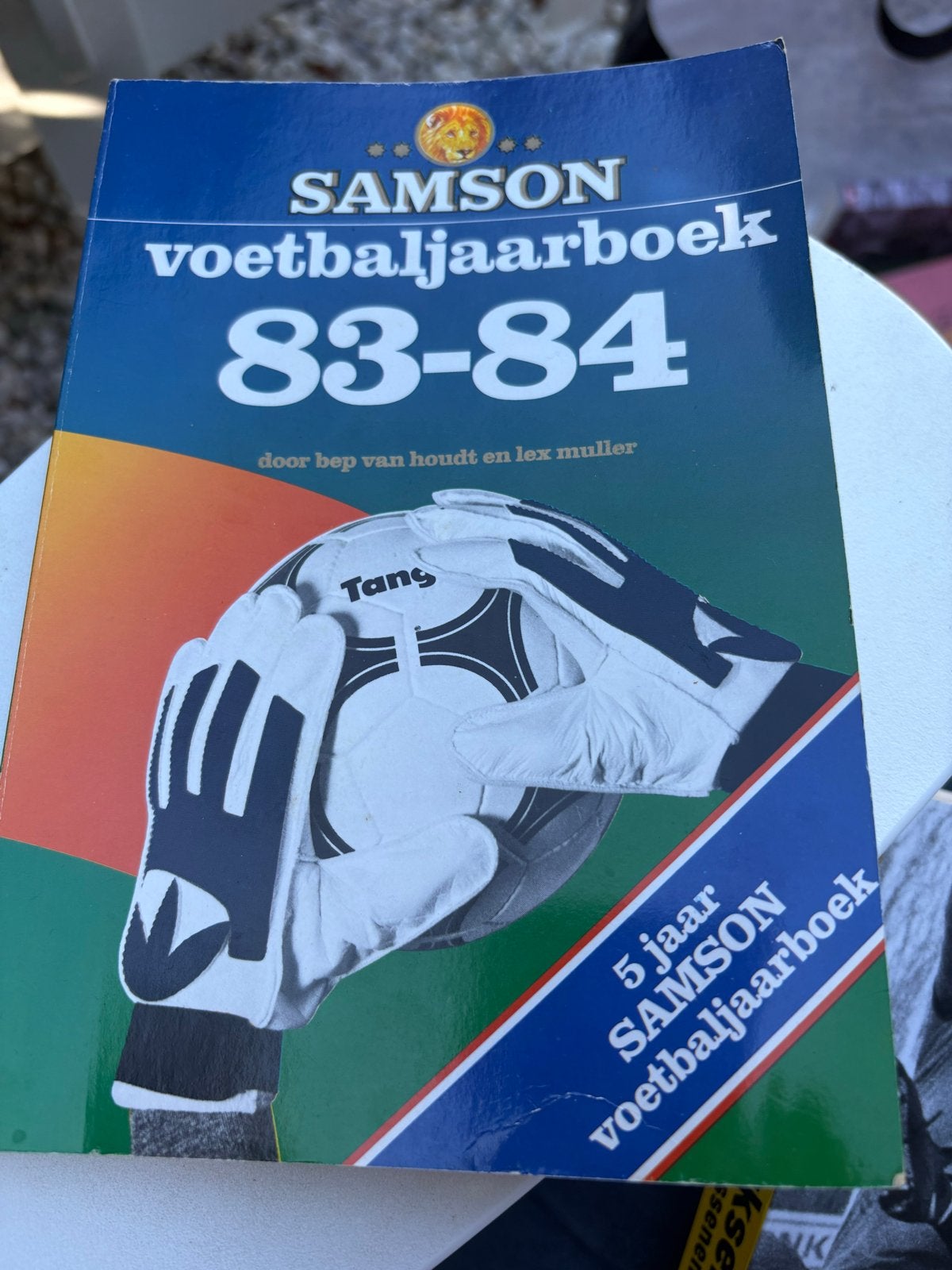 Samson Voetbaljaarboek 83-84 - Klassiek Voetbalnaslagwerk, Ophalen of Verzenden, Gelezen, Overige sporten