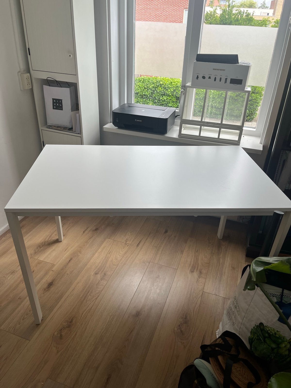 Mooie witte tafel met lichte beschadiging, Huis en Inrichting, Tafels | Eettafels, Ophalen, Overige materialen, 100 tot 150 cm