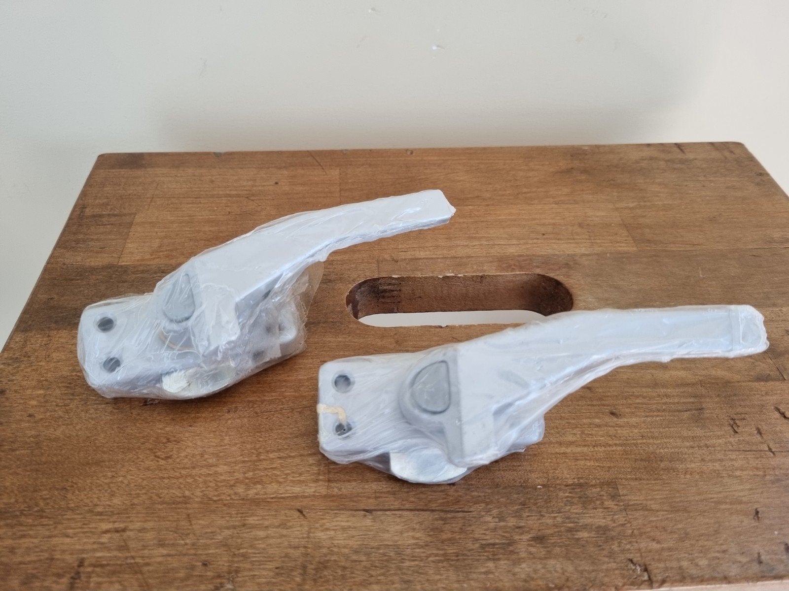 2x Raamsluiting, Grijs aluminium raambeslag rechts nieuw, Ophalen of Verzenden, Nieuw, Overige materialen, Schuif of Grendel