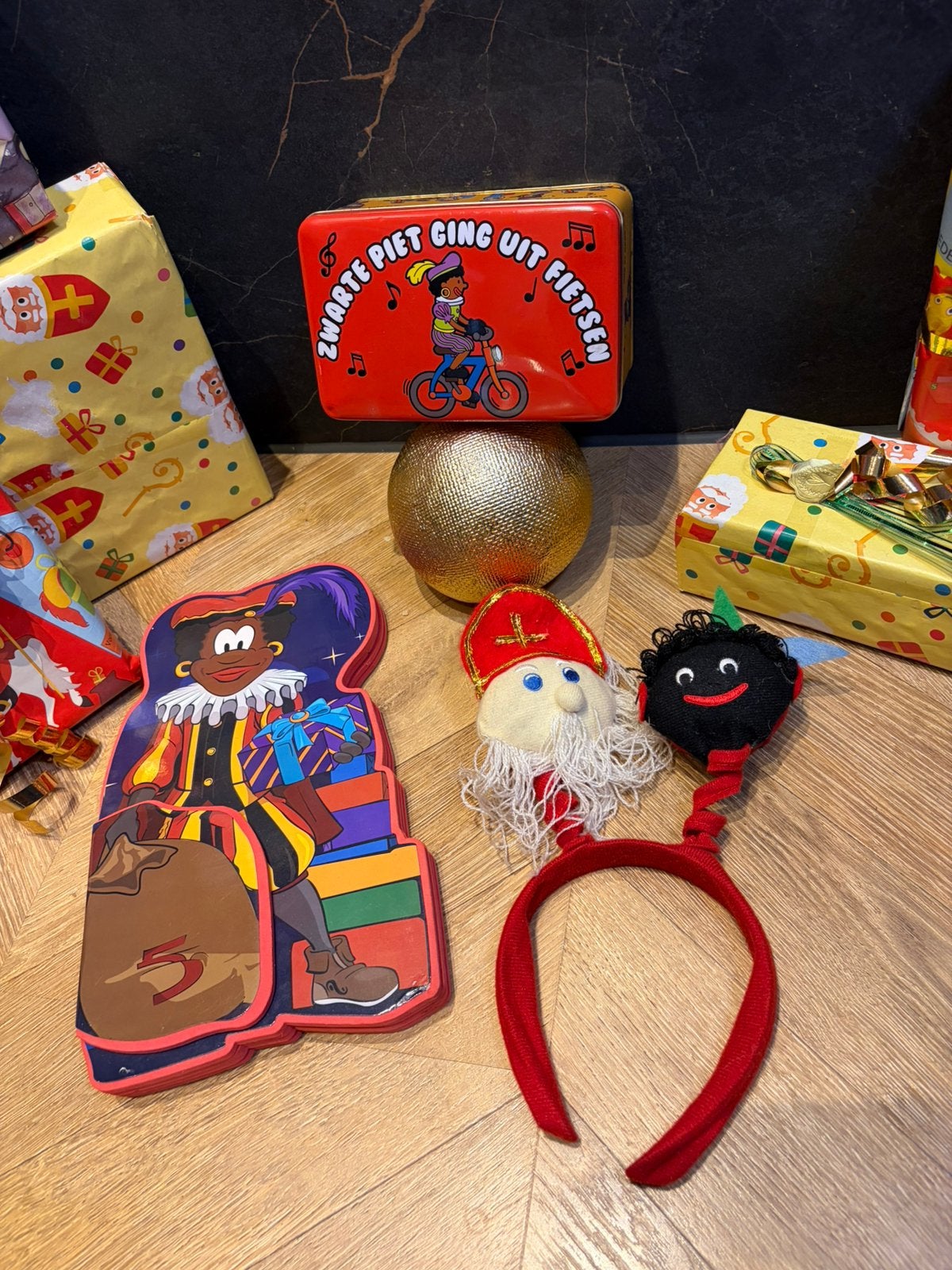 Sinterklaas zwarte piet blik boek haarband oud decoratie, Ophalen of Verzenden, Zo goed als nieuw