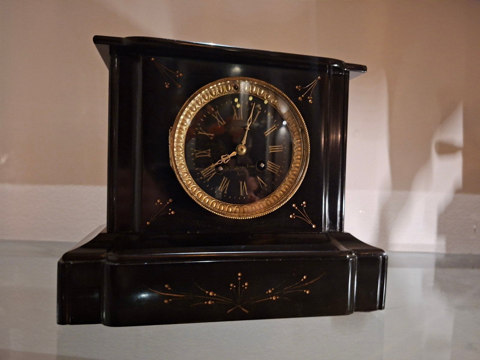 Antieke Franse pendule klok, zwart met gouden accenten, Ophalen
