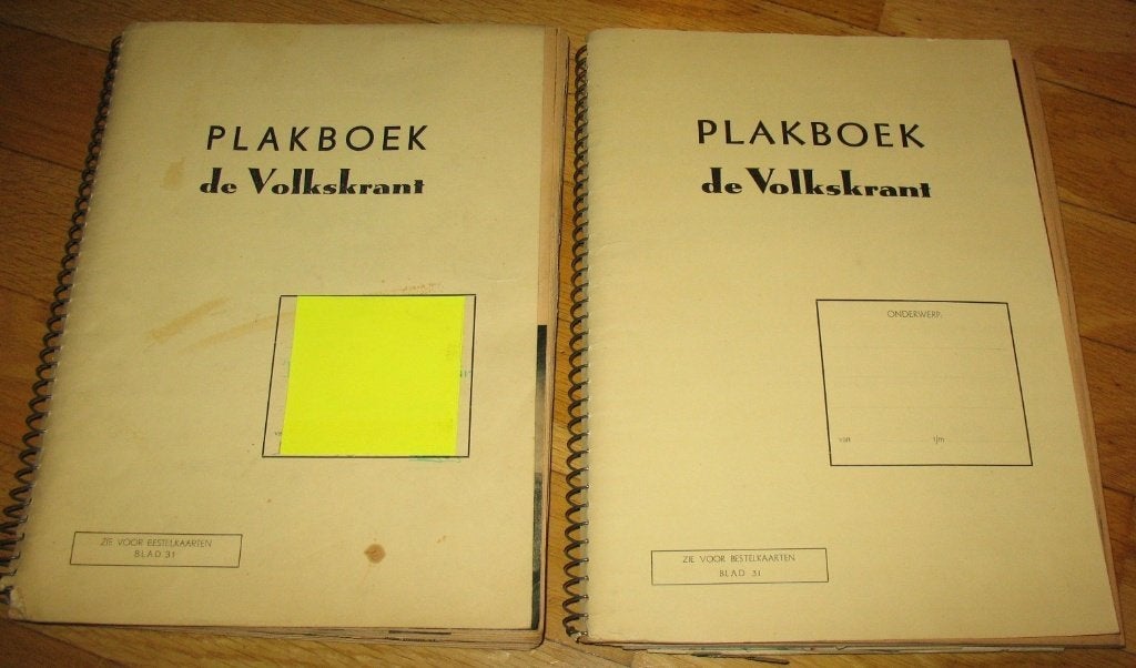 Plakboek De Volkskrant 2x Het Oranjehuis OUD koningshuis, Verzamelen, Koninklijk Huis en Royalty, Ophalen of Verzenden, Gebruikt