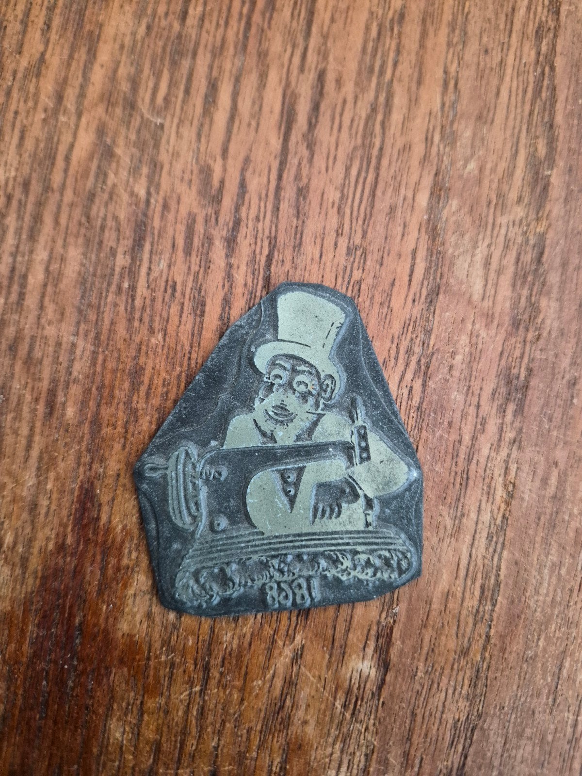 Vintage metalen stempel met kleermaker figuur, Ophalen of Verzenden