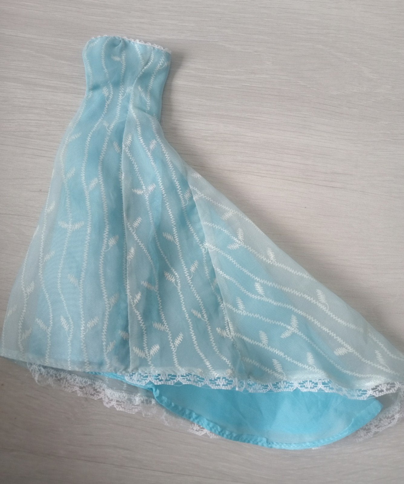 Lichtblauwe lange jurk met sleepje voor Barbie met kant, Ophalen of Verzenden, Kleertjes