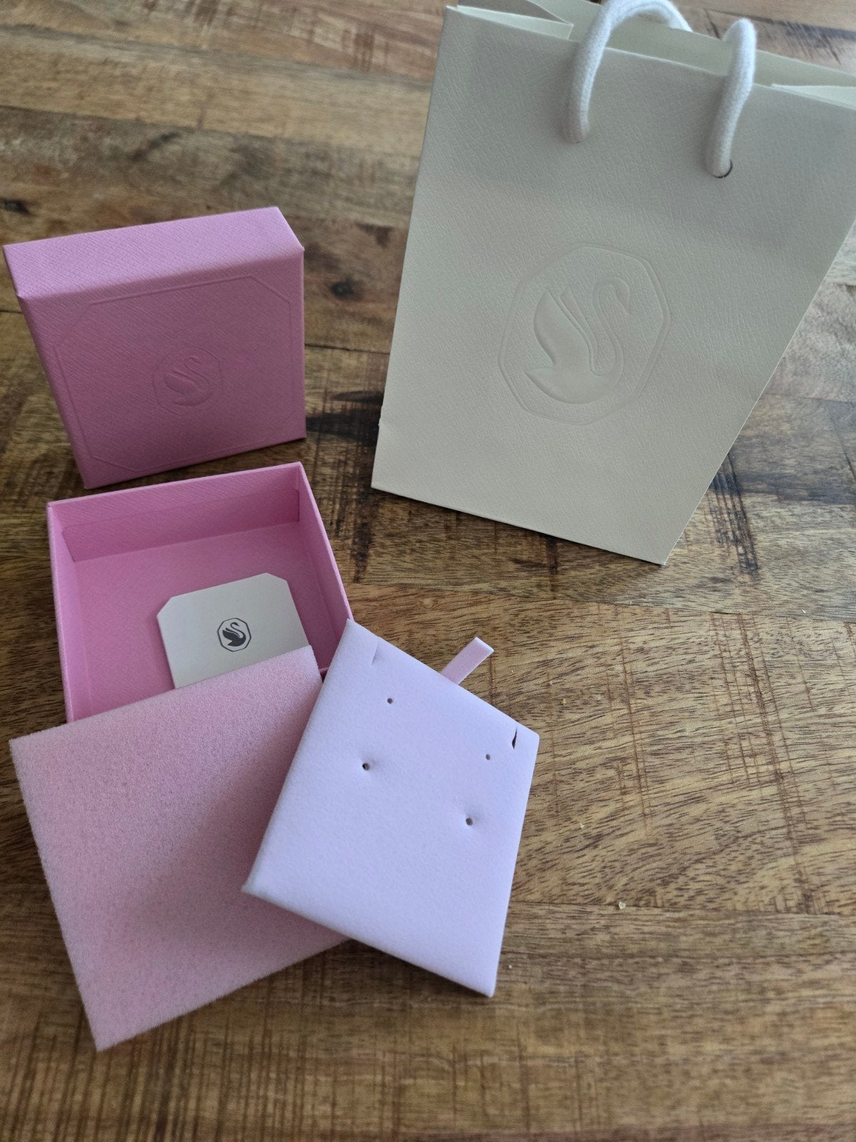 Swarovski geschenkdoosje en tasje - ideaal voor sieraden, Ophalen of Verzenden, Zo goed als nieuw, Roze, Hardcase
