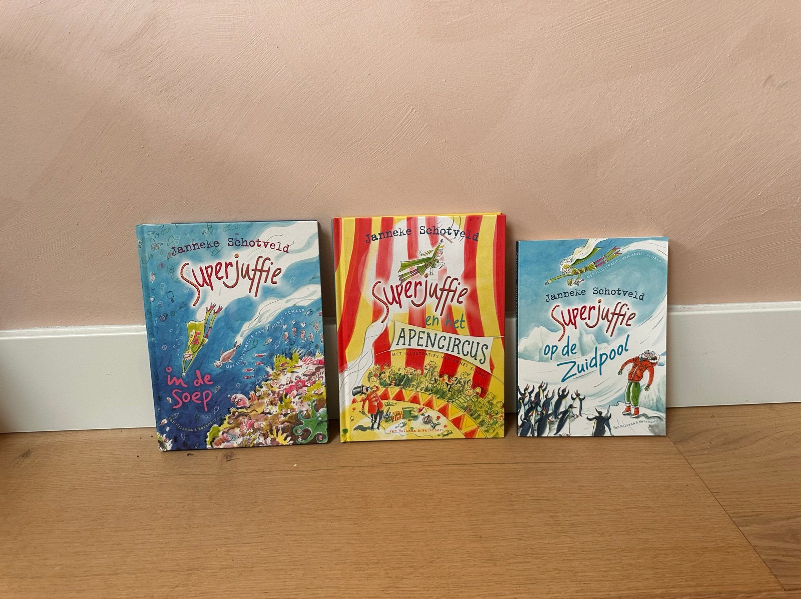 3 Superjuffie boeken: In de Soep, Apencircus, op de Zuidpool, Ophalen of Verzenden, Gelezen, Fictie algemeen