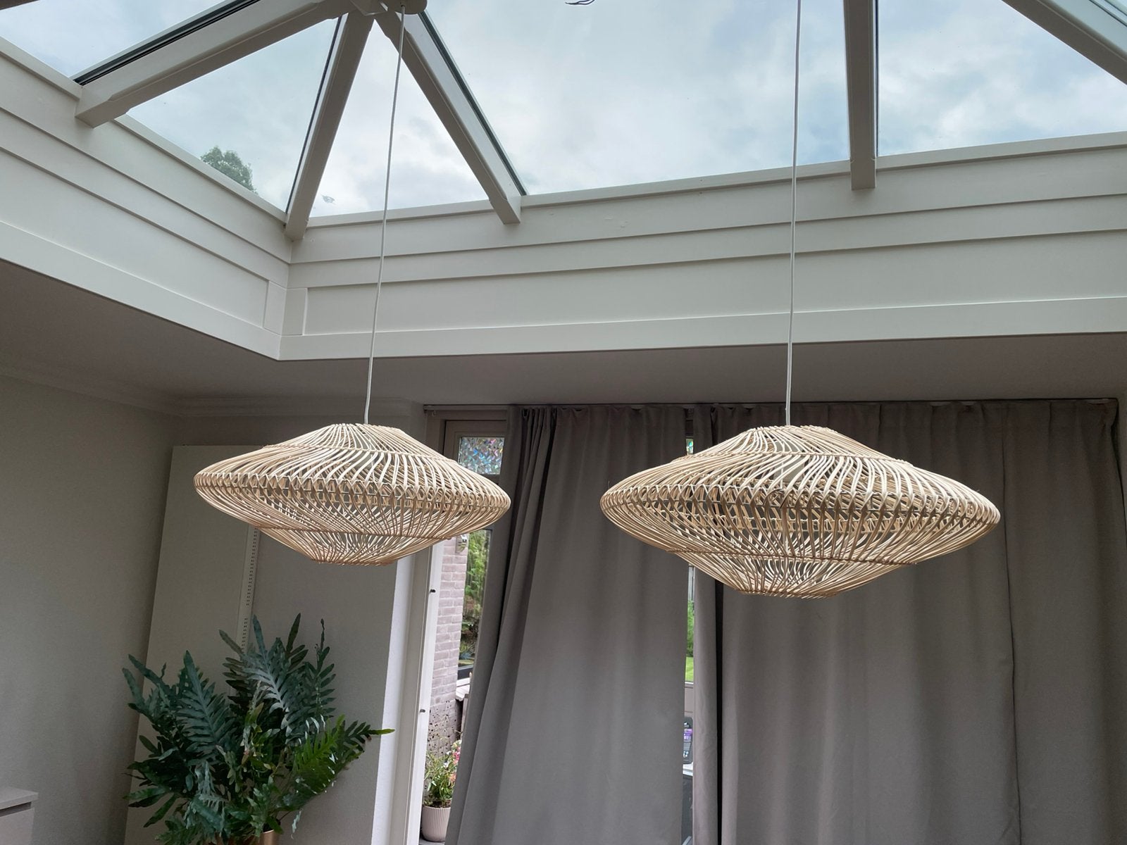 2 beige hanglampen rotan 60 cm doorsnede Suris kwantum, Huis en Inrichting, Ophalen, Japandi naturel ibiza boho, Natuurlijk materiaal