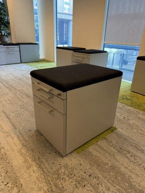 Foto 2 van Steelcase Metalen Verrijdbaar Ladeblok met Zitkussen-100st