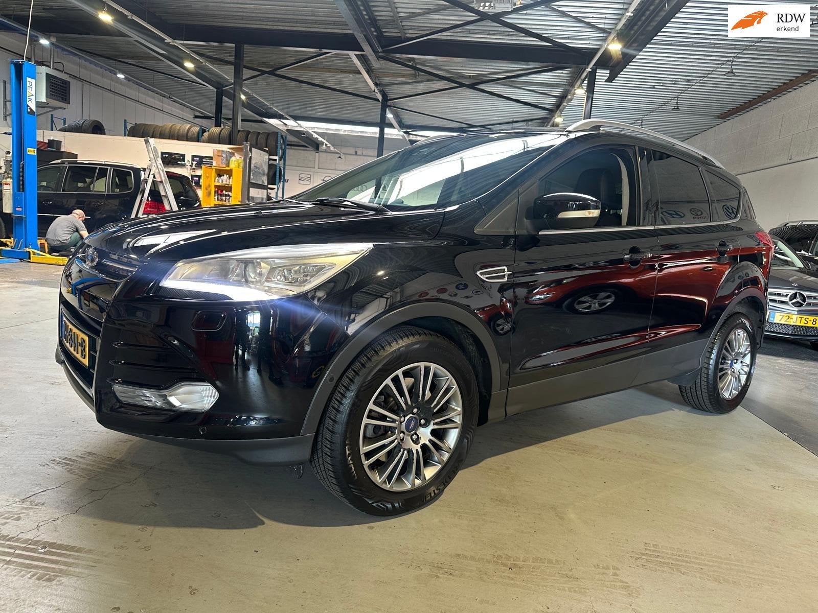 Ford Kuga 1.6 Titanium 4WD/Trekhaak/Dealer onderhouden/Apk n, Auto's, Ford, Gebruikt, 4 cilinders, Leder en Stof, Zwart