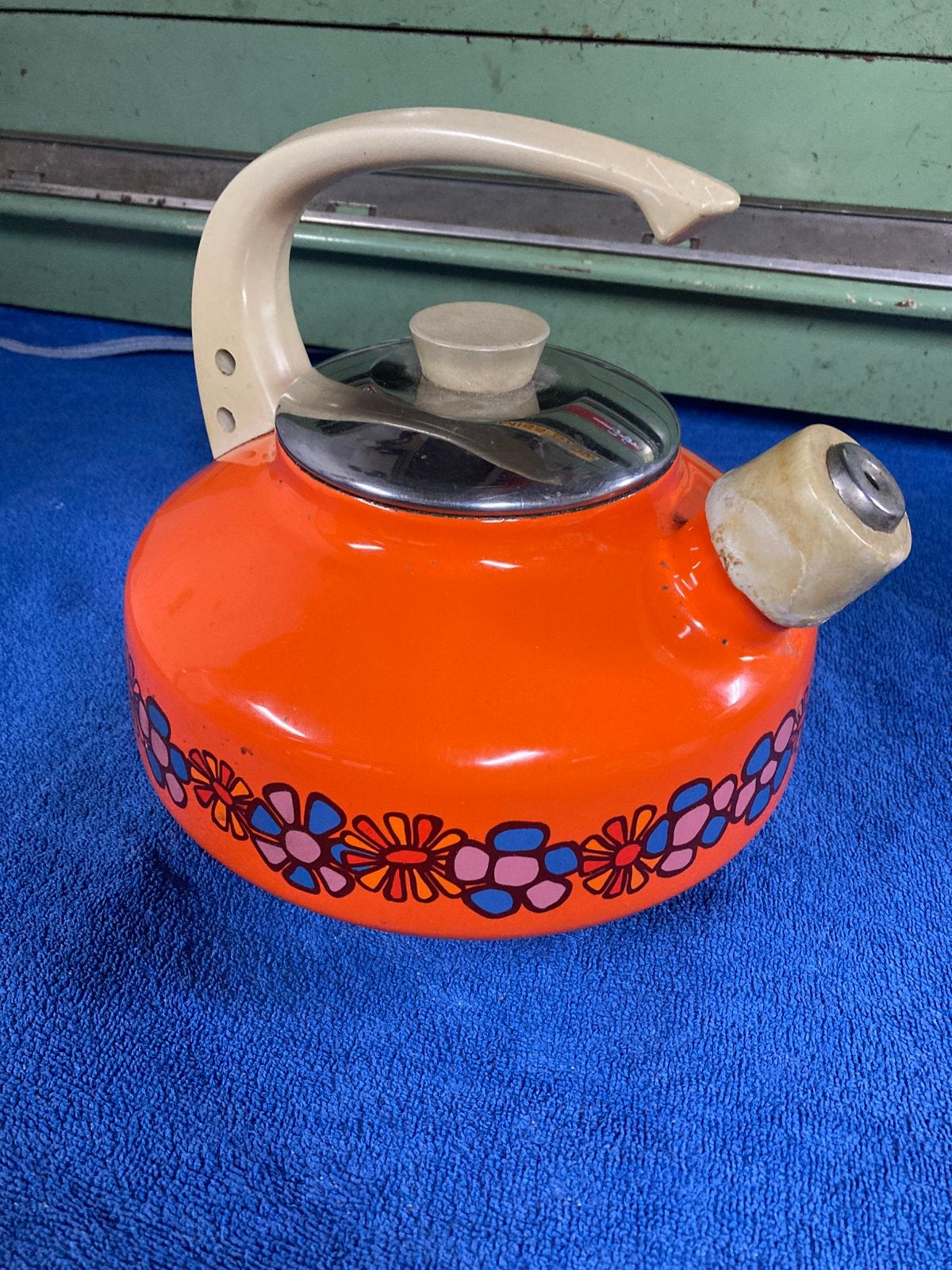 Vintage oranje fluitketel motief diana bloem, Ophalen, Huis en Inrichting