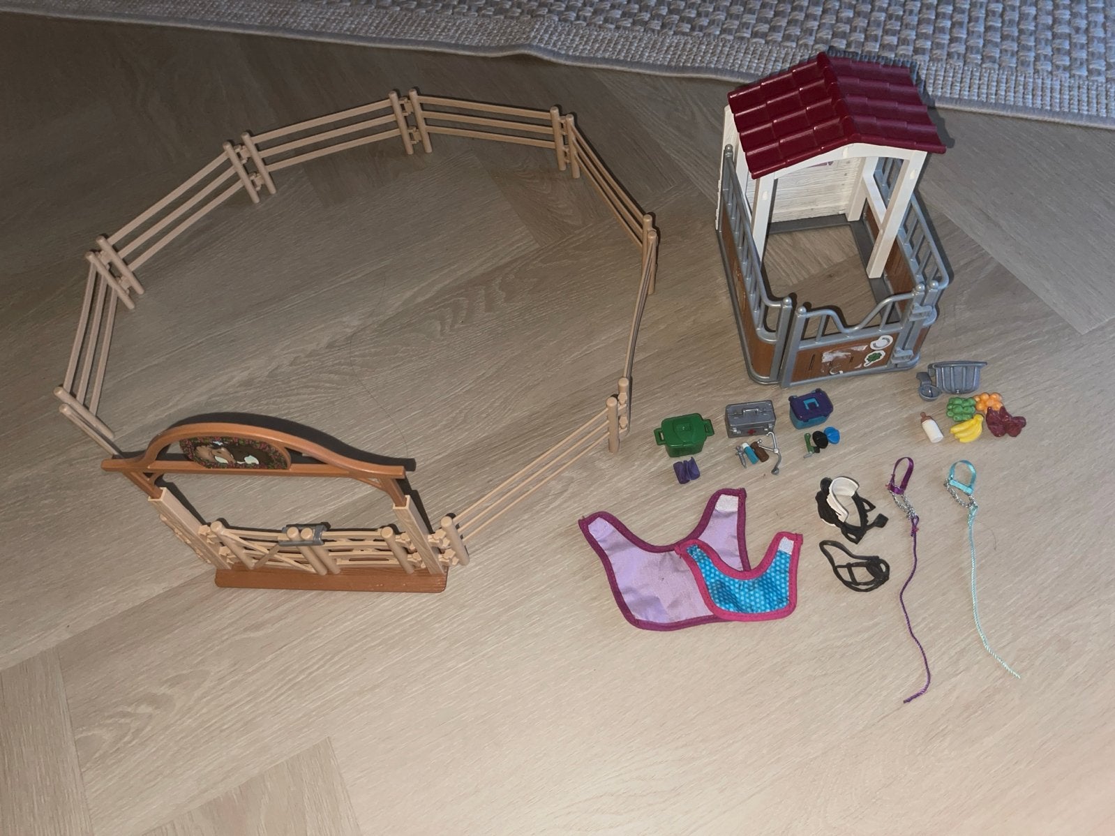Schleich paardenstal met omheining en accessoires, Ophalen, Zo goed als nieuw