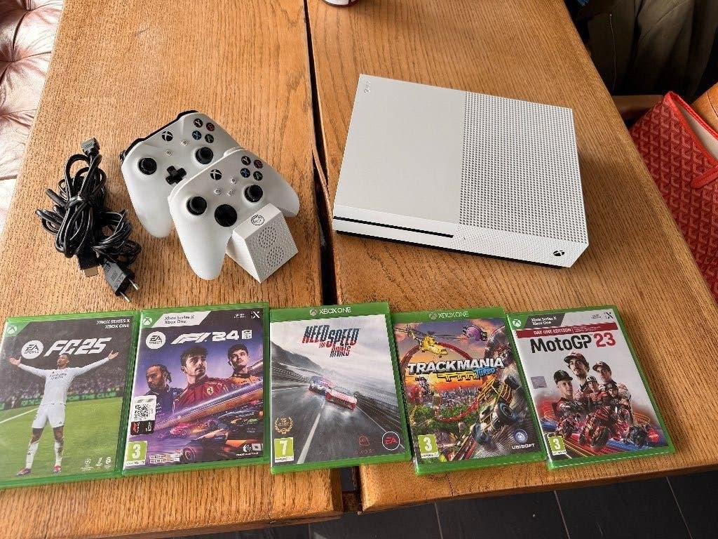 Xbox One S 1TB + 2 Controllers + 5 Games | FC 25 & F1 24, Ophalen of Verzenden, Zo goed als nieuw, Eén computer, Role Playing Game (Rpg)