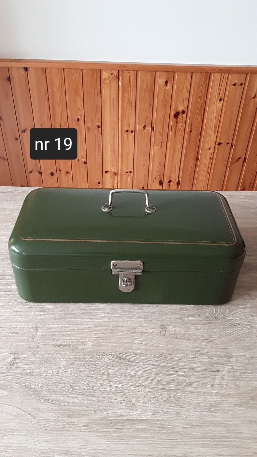 EMAILLE DONKER GROENE BROODTROMMEL MET GOUDEN BIES., Antiek en Kunst, Ophalen of Verzenden