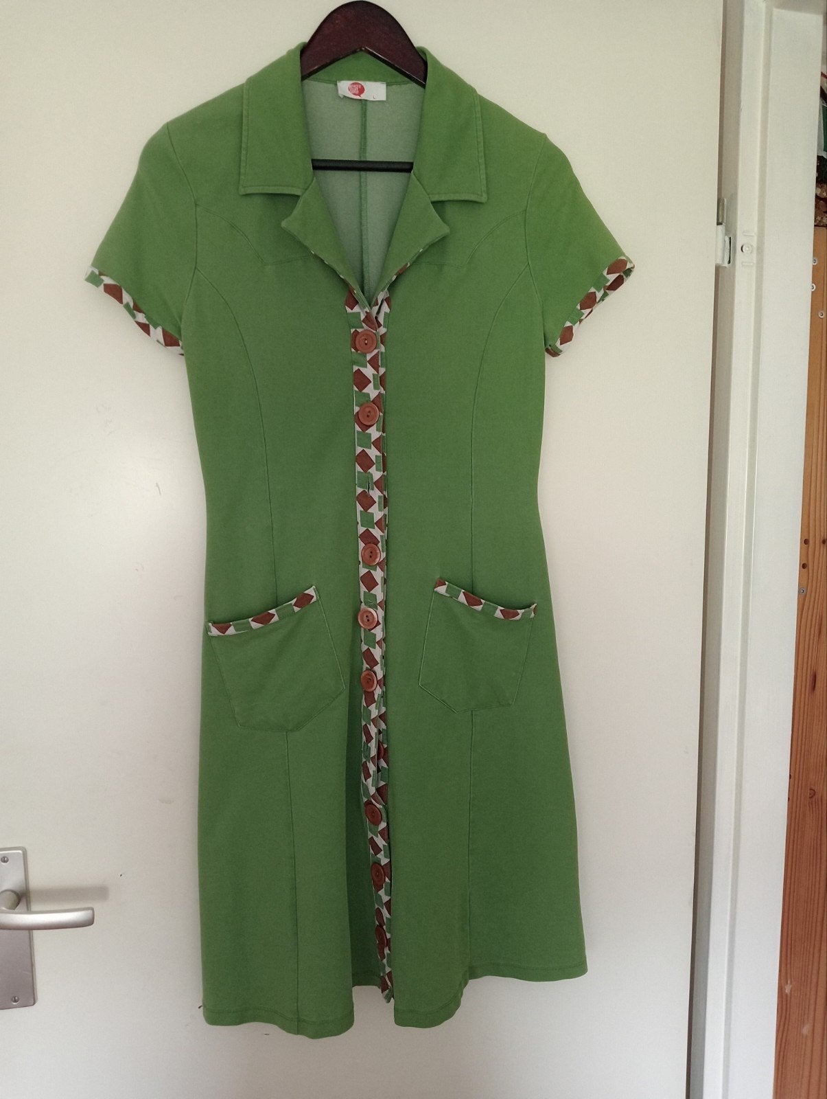 Groene jurk met korte mouwen en patroon., Kleding | Dames, Jurken, Ophalen of Verzenden, Zo goed als nieuw, Groen, Boven de knie