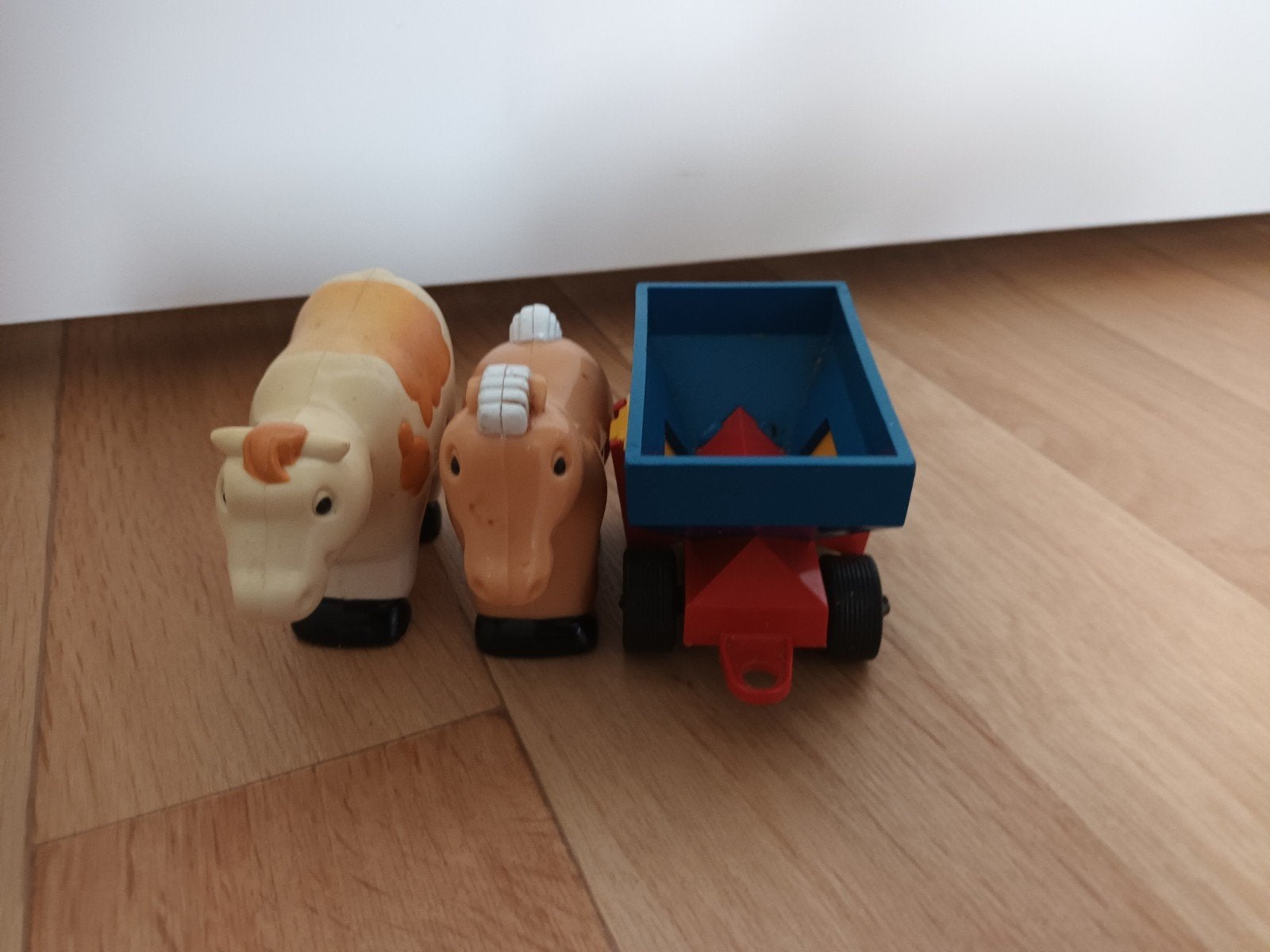 Gratis speelgoed koe paard en wagen 2x plastic kunststof, Kinderen en Baby's, Ophalen of Verzenden, Gebruikt, Jongen of Meisje