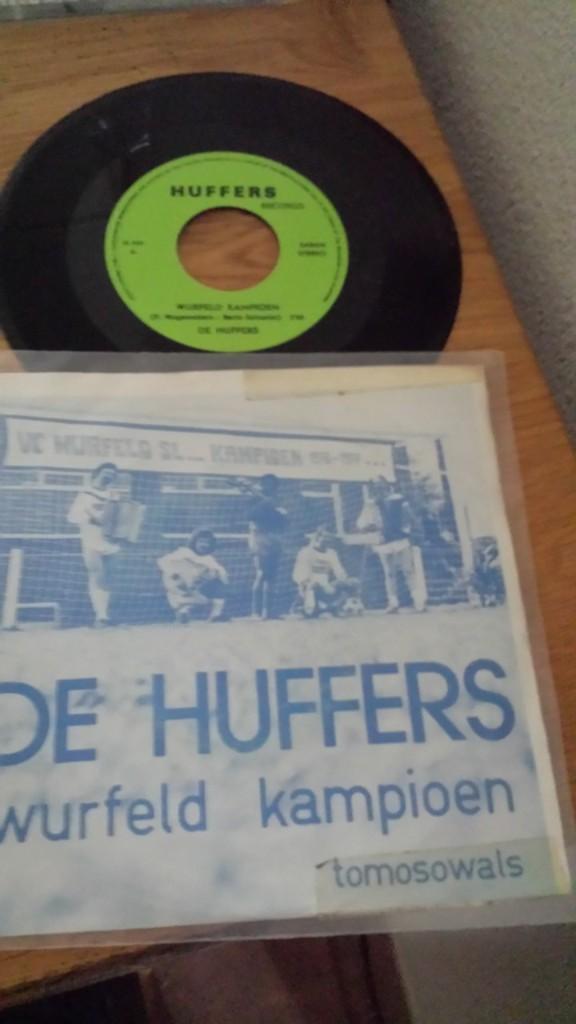 Maaseik: Wurfeld-vinyl- kampioenssingle '79 HUFFERS Voetbal, Boeken, Geschiedenis | Stad en Regio, Ophalen, Gelezen