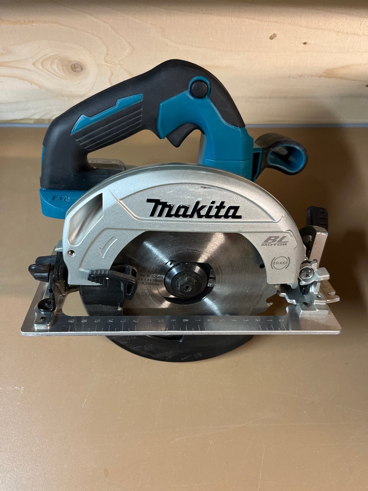Makita DHS660 18V Accu Cirkelzaag - ZGAN, Ophalen, Cirkelzaag, Zo goed als nieuw, 30 tot 70 mm