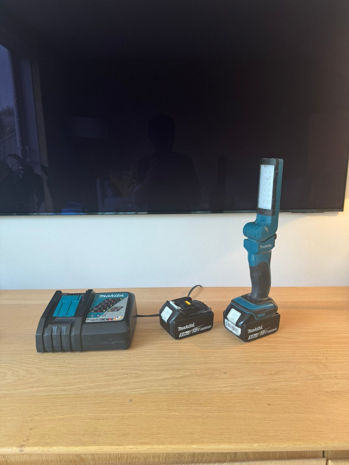 Makita 18v lamp combiset met 2x 18v accu en snellader, Ophalen of Verzenden, Zo goed als nieuw