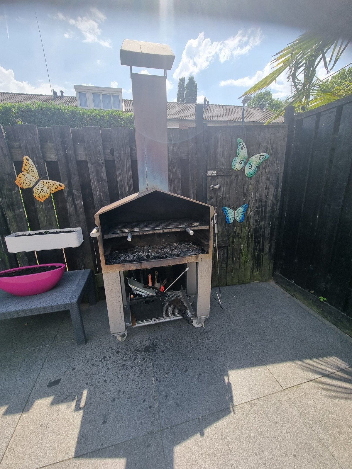 Robuuste barbecue op wielen met schoorsteen, Ophalen of Verzenden, Gebruikt, Onbekend