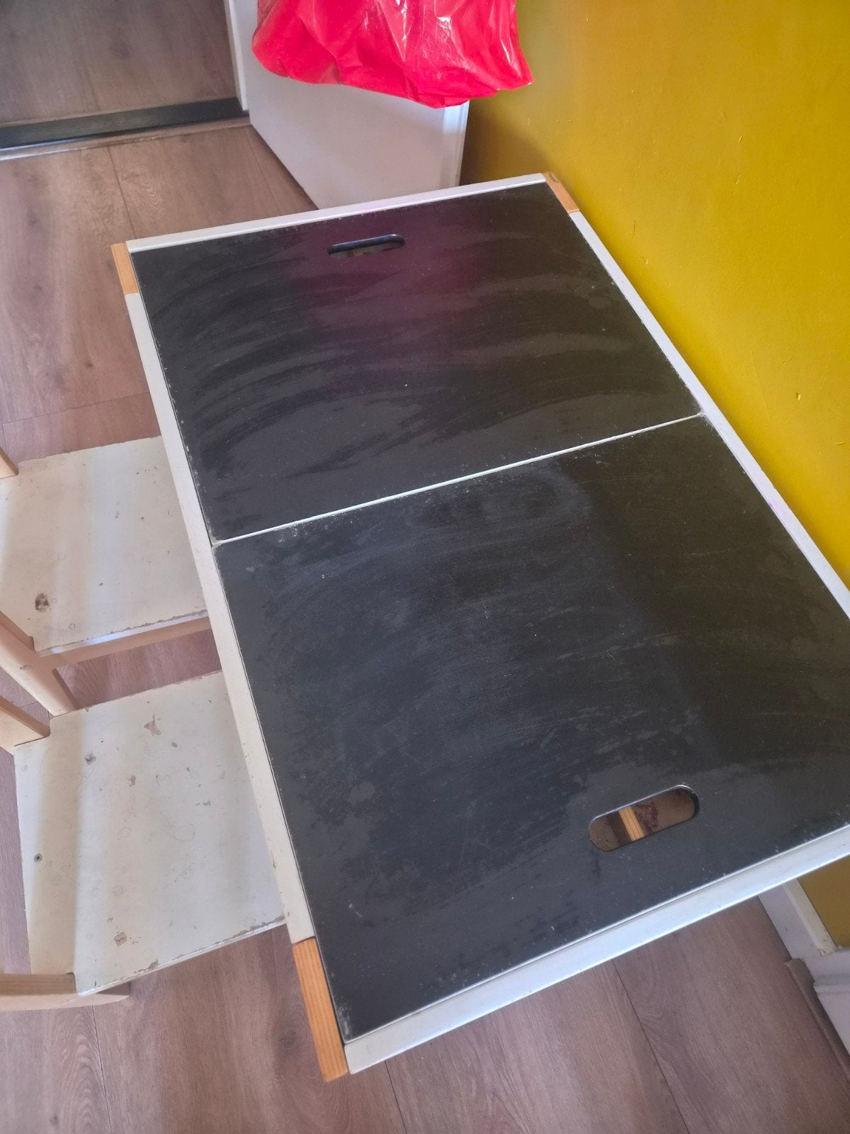 Speeltafel met opbergruimte en krijtkant incl. krijtjes (90x, Ophalen, Gebruikt, Jongen of Meisje