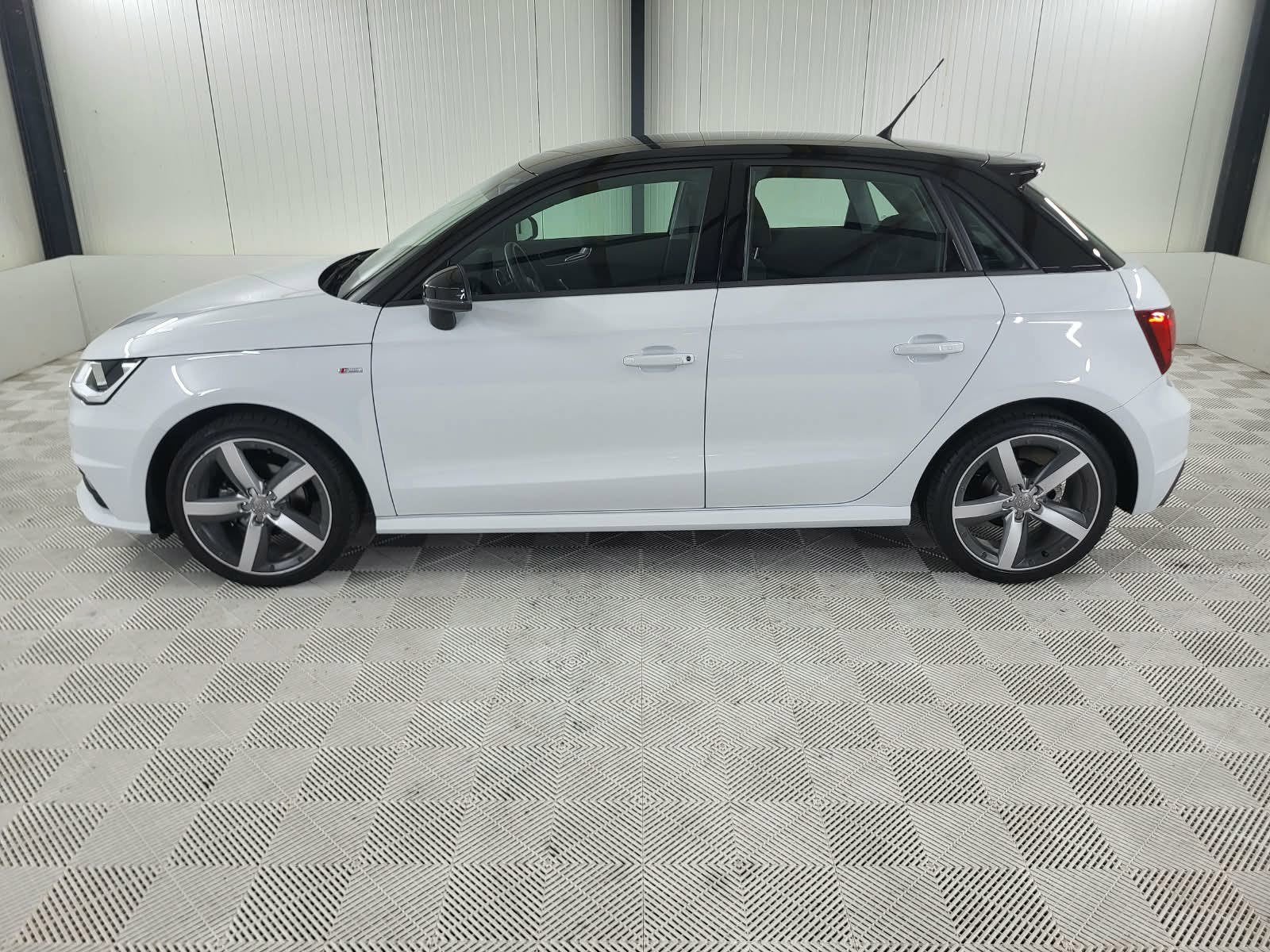 Audi A1 Sportback 1.0 TFSI Adrenalin, S-Line, Navigatie, Par, Auto's, Voorwielaandrijving, Stof, 95 pk, 4 stoelen