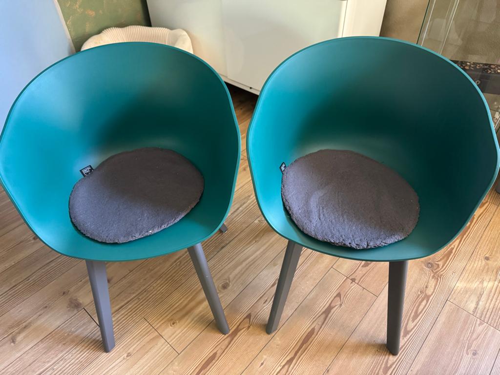 Groene kuipstoelen met grijze poten - kleur aanpasbaar, Huis en Inrichting, Kunststof, Twee, Overige kleuren, Ophalen of Verzenden
