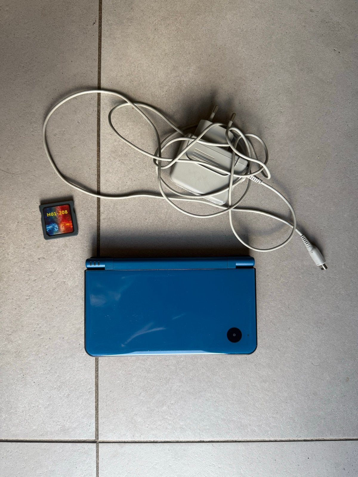Nintendo DSi XL Blauw met game en oplader, Spelcomputers en Games, Spelcomputers | Nintendo DS, Dsi XL, Blauw, Ophalen of Verzenden