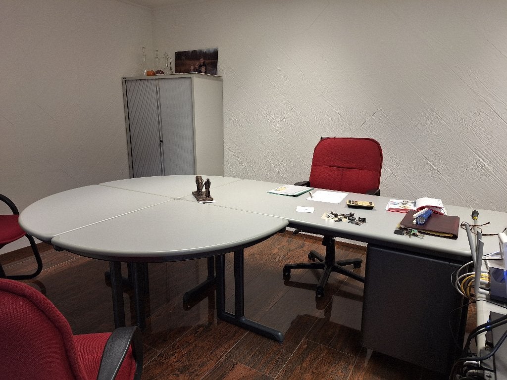 Degelijk en ruimtelijk bureau met vergadertafel, Overige typen, 160 cm, Metaal, Zo goed als nieuw