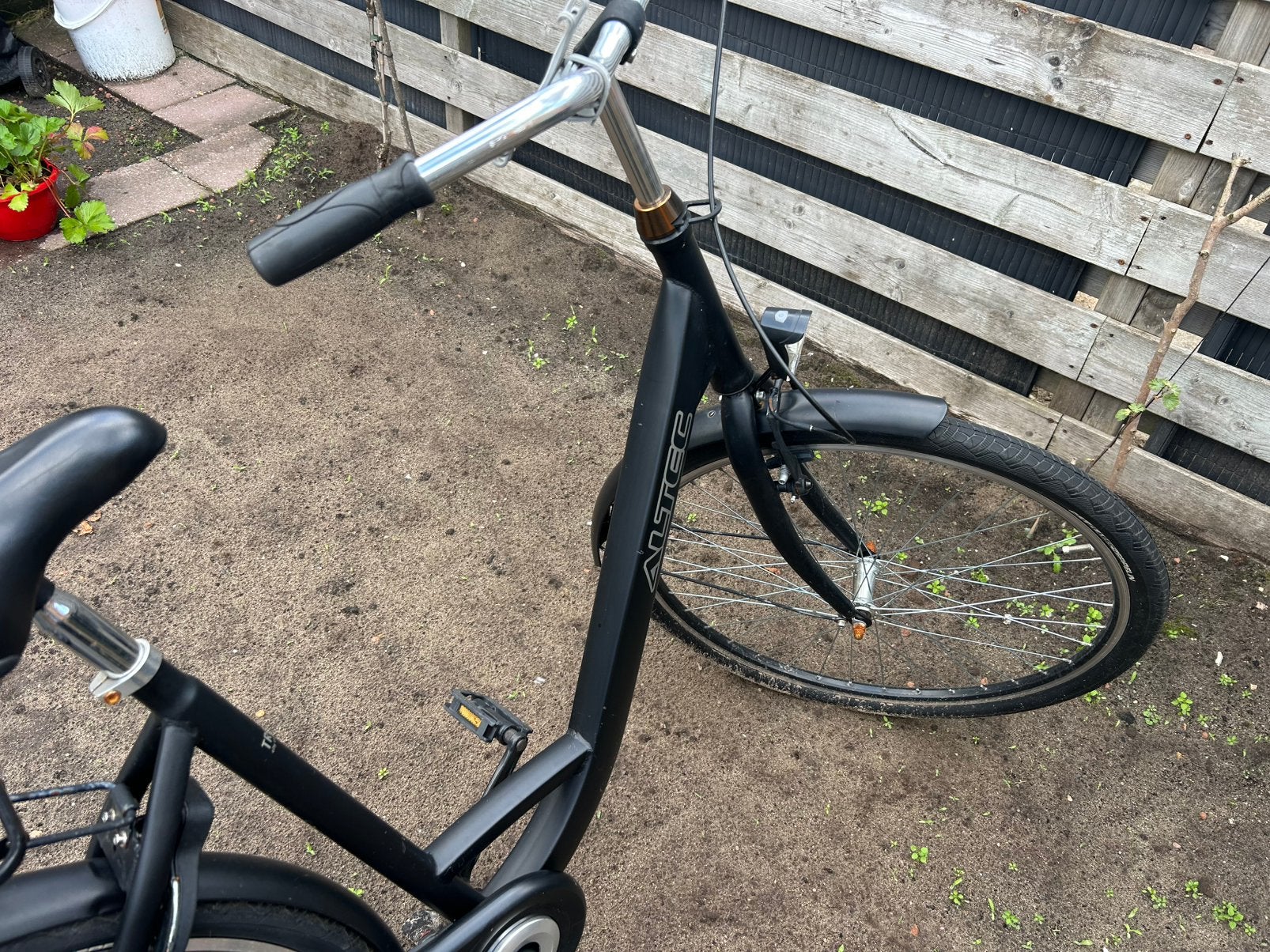 Altec damesfiets 28 inch mat zwart – zo goed als nieuw, Fietsen en Brommers, Fietsen | Dames | Damesfietsen, Ophalen, Zo goed als nieuw