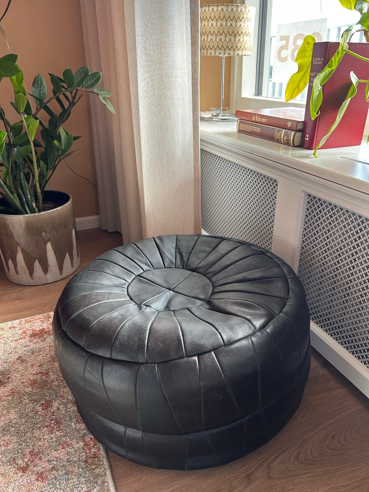 Vintage bruine leren poef - Zo goed als nieuw, Ophalen, Zo goed als nieuw, Rond, Leer