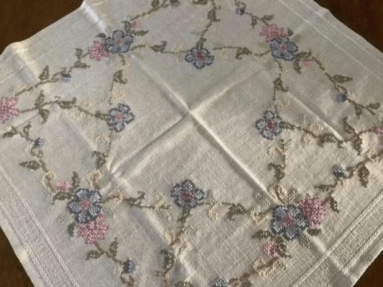 Handgeborduurd beige dekservet, tafelkleed bloemen; 80*80 cm, Ophalen of Verzenden, Zo goed als nieuw, Vierkant