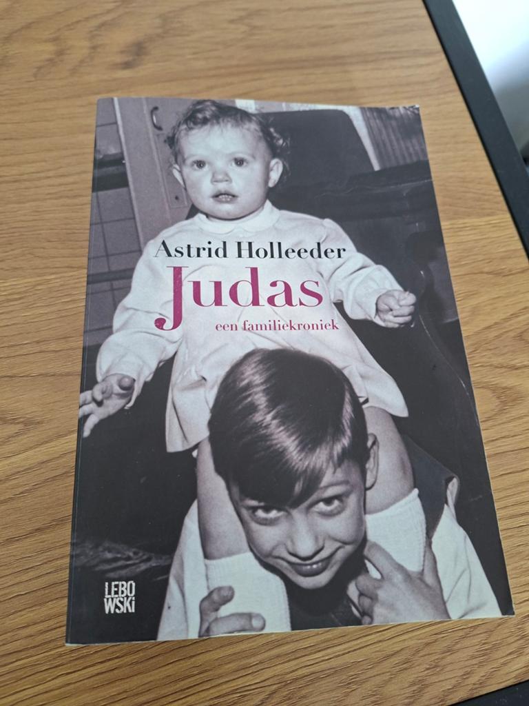 Judas van Astrid Holleeder, Boeken, Ophalen