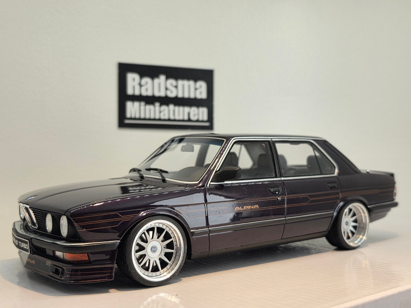 BMW Alpina B7 Turbo (E28) Verlaagd + Hartge 1:18 Ottomobile, OttOMobile, Auto, Ophalen of Verzenden, Ottomobile custom by Radsma Miniaturen