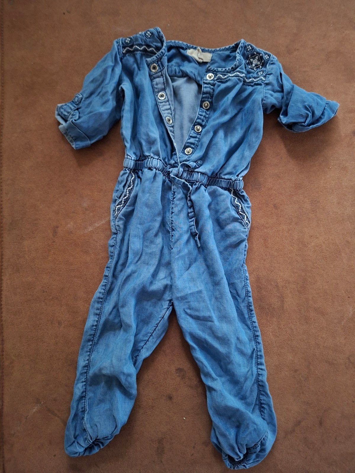 Leuke denim jumpsuit voor baby's - maat 80, Kinderen en Baby's, Babykleding | Maat 80, Gebruikt, Jongetje of Meisje, Ophalen of Verzenden